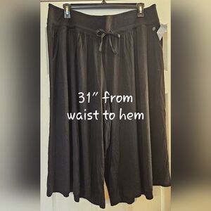 NWT Lane Bryant Livi Black Capris/Crop Pants